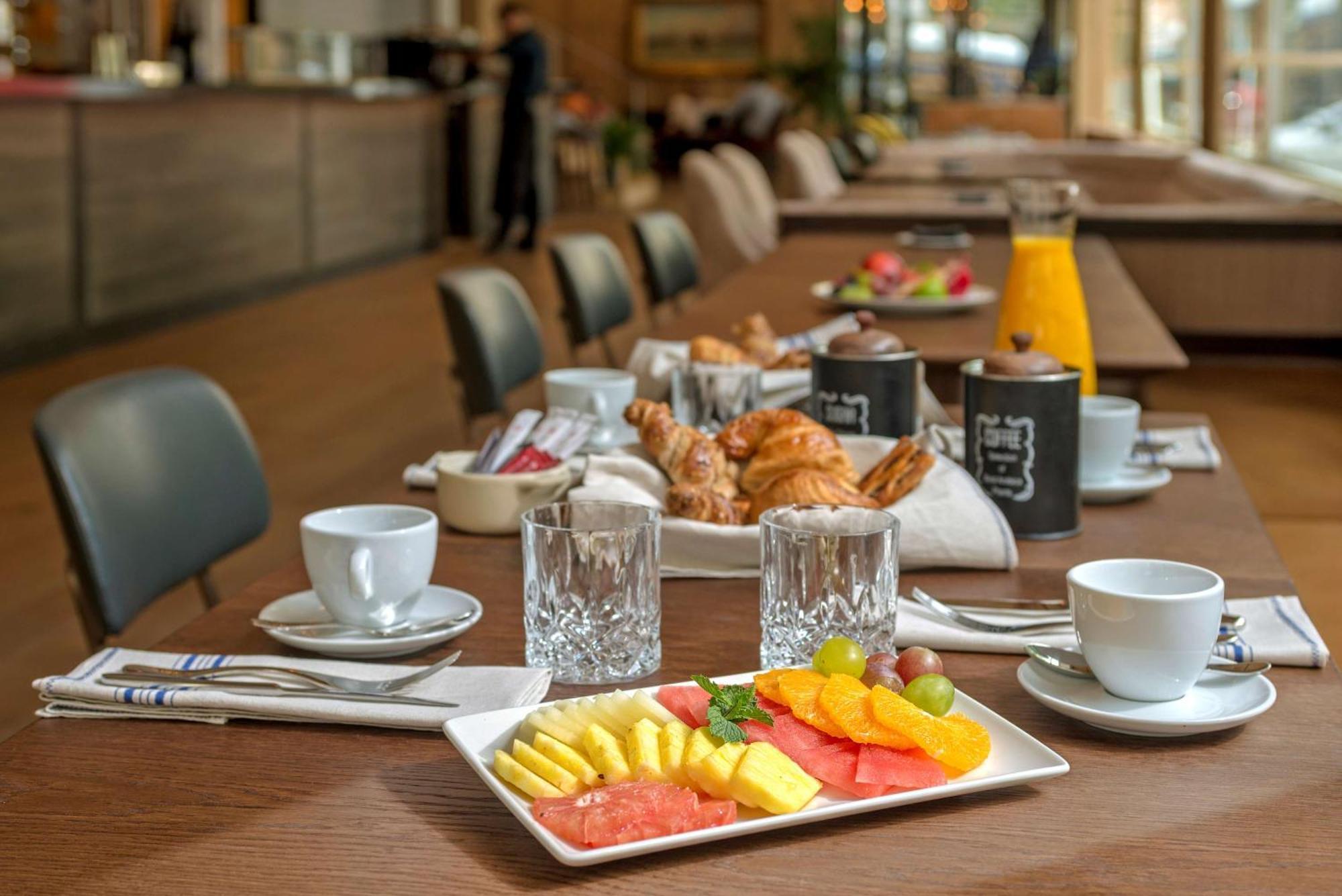 Nh Collection Madrid Suecia Hotel Exterior photo Breakfast at the hotel