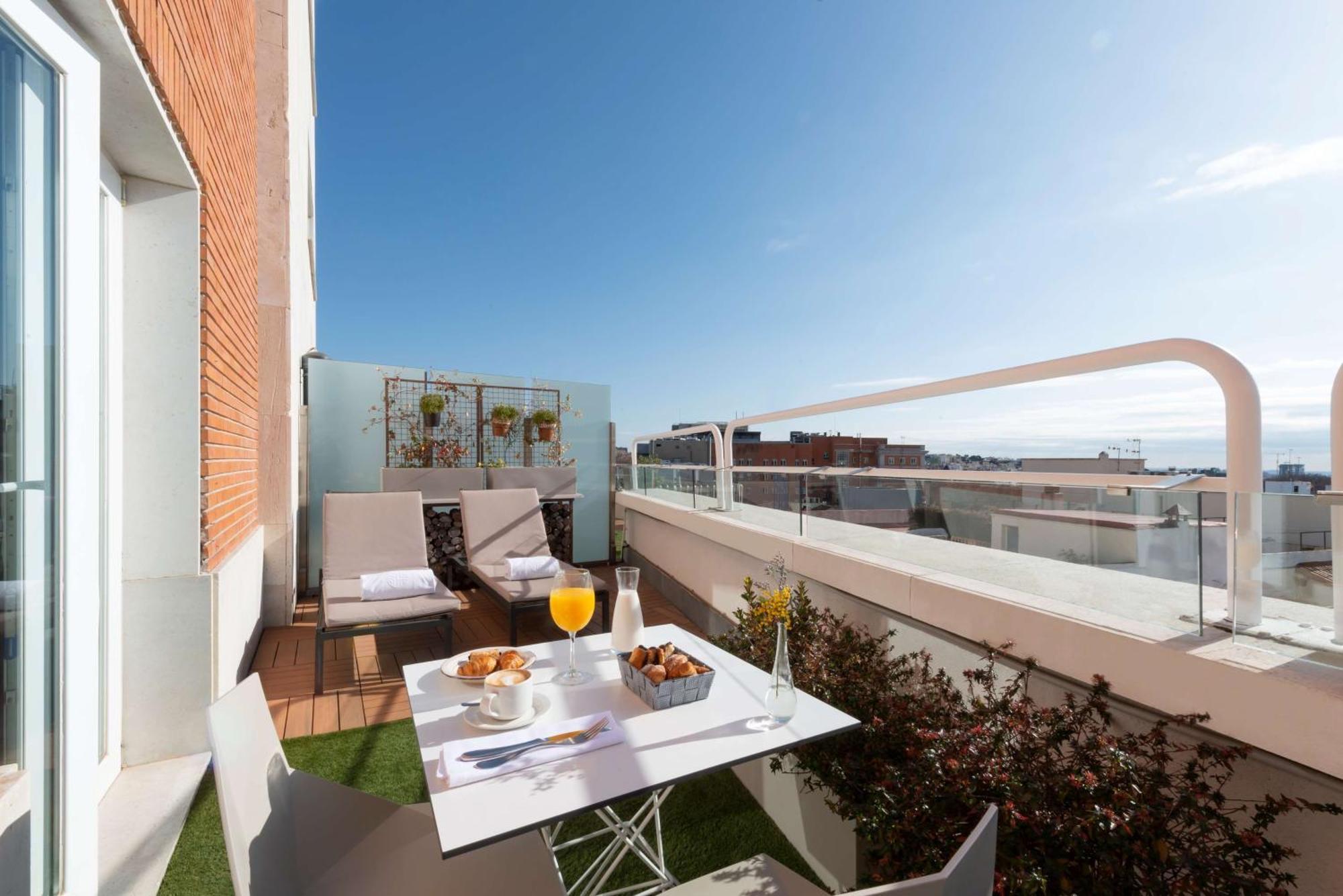 Nh Collection Madrid Suecia Hotel Exterior photo A balcony